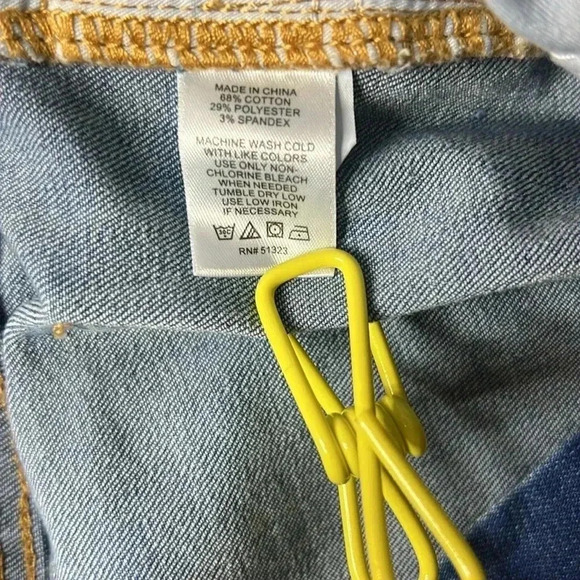 CeCe Light Wash Ankle Cropped Jeans w/Stretch, Frilly Lace Detail Size 29 / 8 - Picture 4 of 6